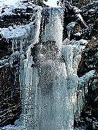 Der knstlich angelegte Wasserfall im Februar 2005