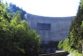 Die 260 Meter lange und 67 Meter hohe Staumauer der Okertalsperre