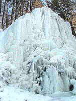 Ein imposanter Anblick: Der vereiste Radauer Wasserfall im strengen Winter