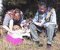 Auch der Webmaster, hier mit Frau und Hund, durfte am Findlingsgarten eine Strkung zu sich nehmen.