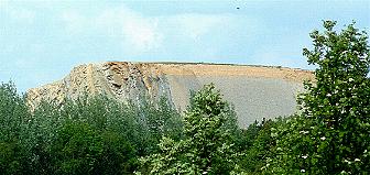 Fernblick auf den noch in Betrieb befindlichen Steinbruch in Harlingerode. In einem Winkel von 90 Grad wurden hier die Schichten von Perm, Trias, Jura und Kreide aufgerichtet!