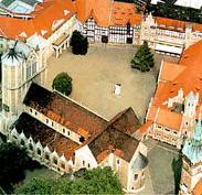 Der Burgplatz. Im Vordergrund der 1173 errichtete Dom St. Blasius, rechts Burg Dankwarderode und in der Mitte des Platzes das Lwendenkmal.