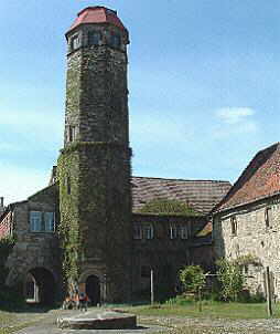 Innenhof und Burgturm der Burg in Ampfurth