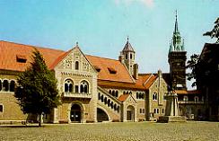 Die 1166 errichtete Burg Dankwarderode, Wohnsitz Heinrichs der Lwe. Im Hintergrund rechts der markante Turm des Braunschweiger Rathauses.