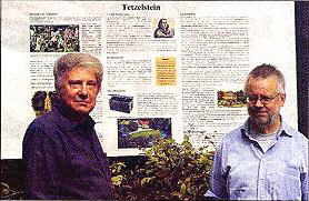 Wolfenbtteler Schaufenster am 26.8.2004: "Vor der gelungenen Informationstafel sind Jrgen Mewes (l.) und Thomas Heldt (Anm.: Eigentmer und Wirt der Gaststtte) zu sehen." Foto: Bernd-Uwe Meyer