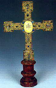 Ein Kleinod ist das so genannte Bernwardskreuz, vermutlich um 1200 entstanden. Unter dem IHS-Monogramm soll sich ein von Bischof Bernward gestiftetes Partikelchen des Heiligen Kreuzes von Jerusalem befinden.
