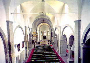 Die ehemalige Stiftskirche St. Peter und Paul. Ungeklrt ist die die deutliche Sdabweichung des Querhauses und des Chores von der Langhausachse. 
