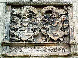 Unter den Wappen ist vermerkt, dass Hans von Veltheim das Gebude 1561 angefangen und vollendet hat.