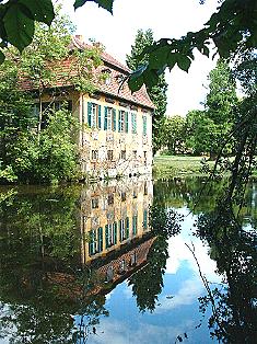Im noch erhaltenen Wassergraben spiegelt sich Schloss
