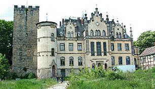 Vorderseite des Schlosses im Jahr 2004. Auf der linken Seite der Bergfried der ehenmaligen Pfalzgrafenburg.