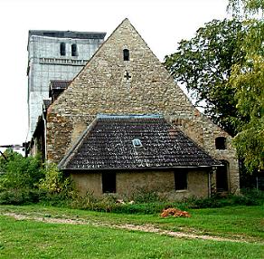 Eilenstedt: Noch im Frhjahr 2006 konnte man wie auch auf dem rechten Foto den restaurierten Kirchturm bewundern. Wenig spter wurde er wegen Einsturzgefahr abgerissen.