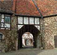 Blick vom Burghof auf die beiden Eingangstore