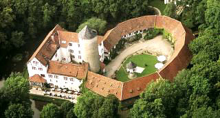 Die Westerburg. Im Hofinneren der Taubenturm mit dem mchtigen Bergfried. Unten links vor der Burg der Auenbereich der Gaststtte.