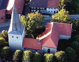 Diese herrliche Luftaufnahme haben wir Jrgen Bode zu verdanken, der im September 2004 die St. Marienkirche mit einem Fesselballon berfuhr. Eine wertvolle Ergnzung zu dem rechts unten zu findenden Grundriss der Kirche.