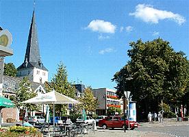 Marktplatz in Schppenstedt, im Hintergrund das Rathaus und die St.-Stephanuskirche